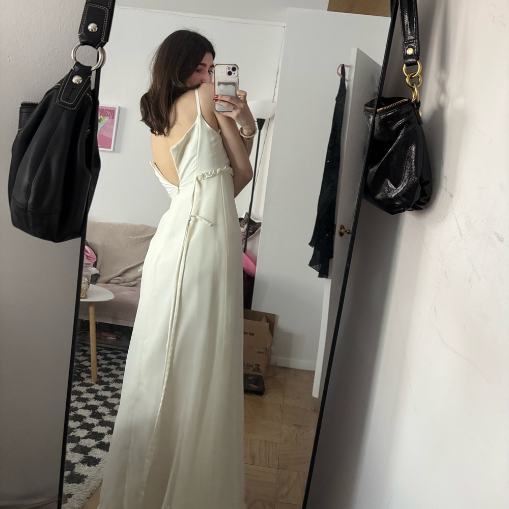 Vera Wang Cream Spaghetti Strap Wedding Dress - Picture 4 of 9